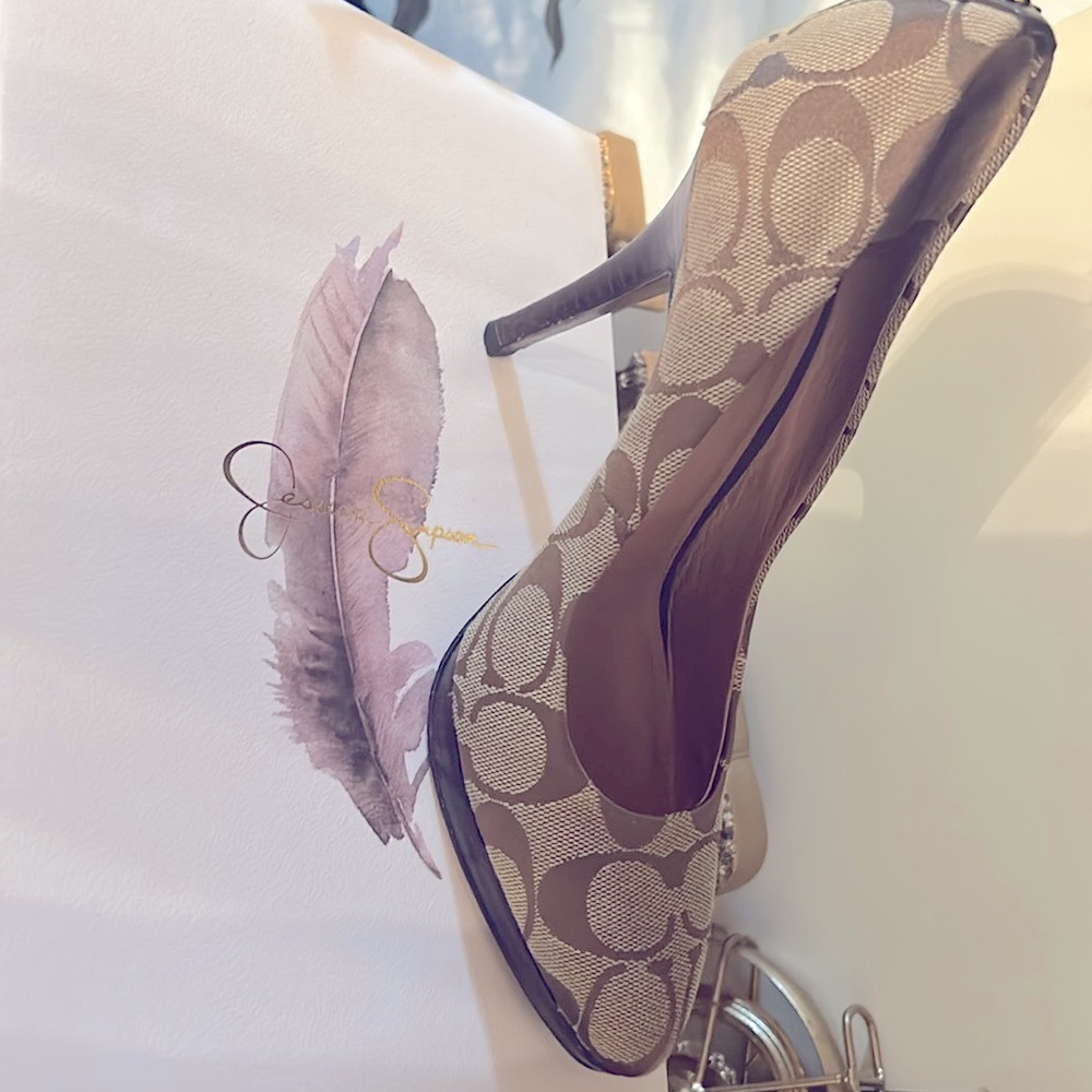 Coach heels in brown, size 7b - Picture 3 of 7